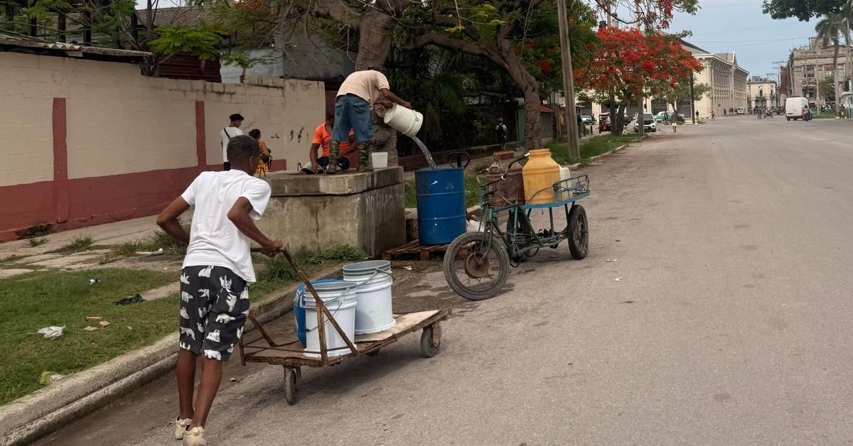Foto del día: En La Habana, hasta el agua hay que salir “a lucharla”