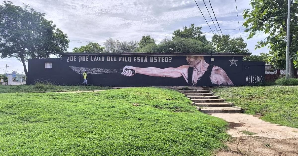 Foto del día: El mural de un chileno en La Habana no puede ocultar las palabras “abajo la dictadura”