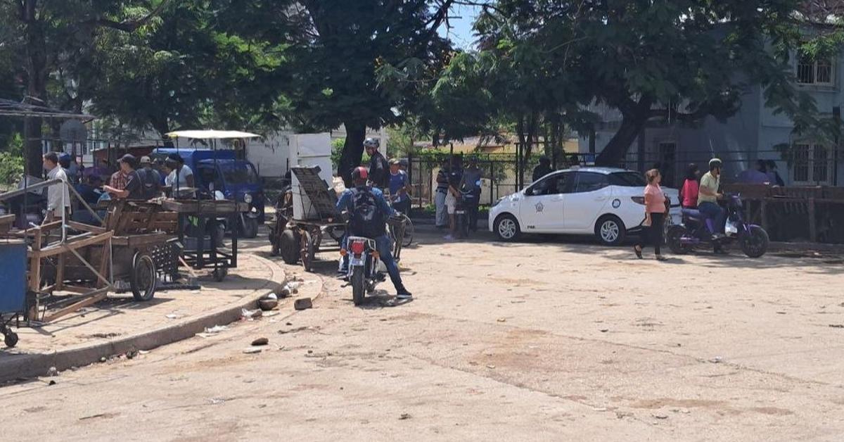 Holguín desmonta bajo vigilancia policial uno de sus principales mercados de alimentos