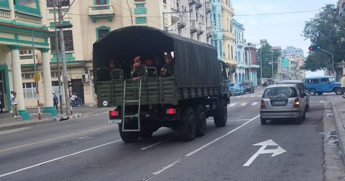 "Una transición sin negociación con los militares sería muy difícil en Cuba"