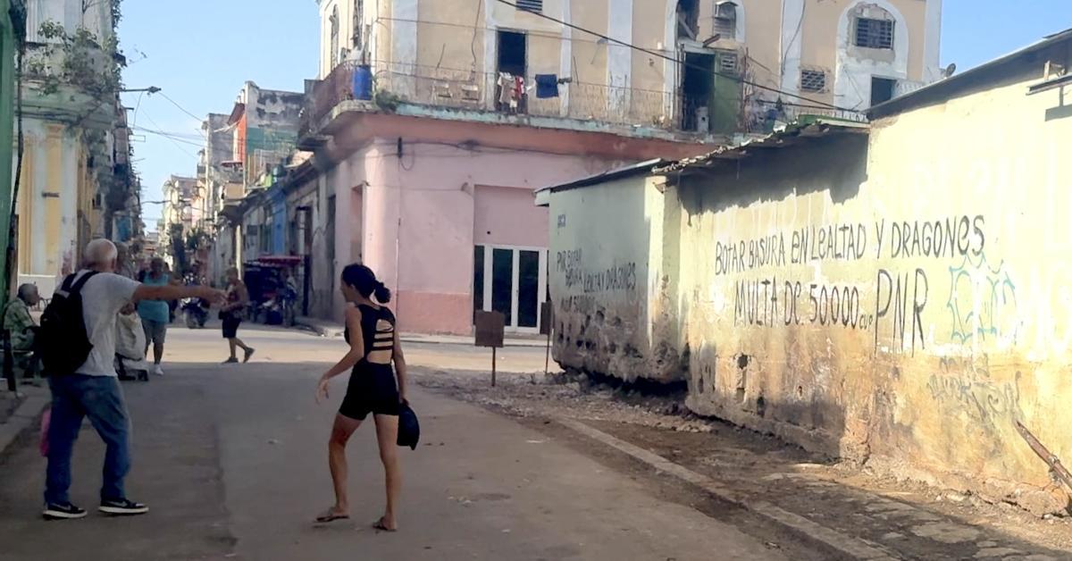 Empezó la "guerra de las esquinas" contra la basura en La Habana, con custodios contratados por los vecinos
