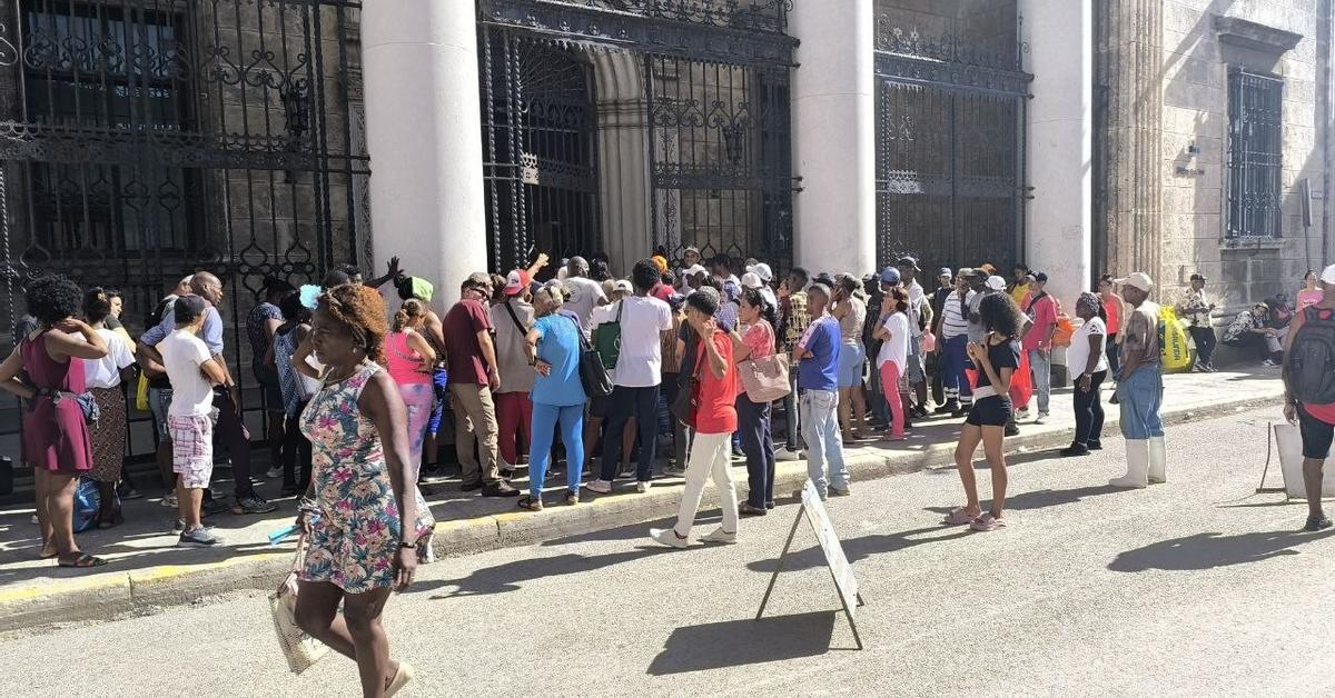 Inspectores y policías "asaltan" negocios privados para quitarles el efectivo en moneda nacional