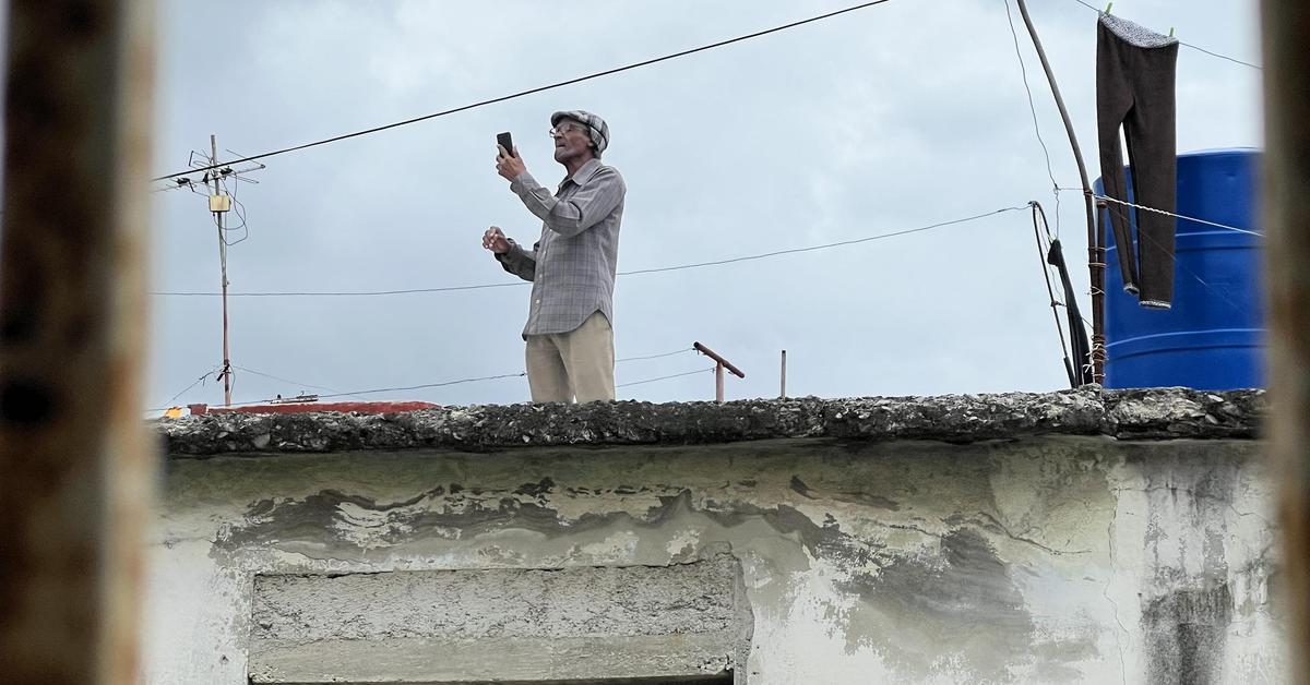 La Habana: En los tejados de Cuba, a la caza de un rayito de internet