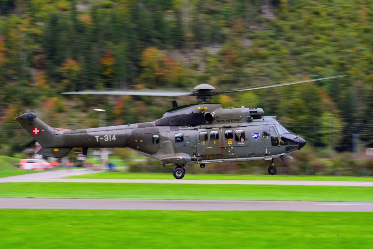 Schweizer LuftwaffeSuper-Puma fliegt tagelang tief über Schweiz: Das steckt dahinter
