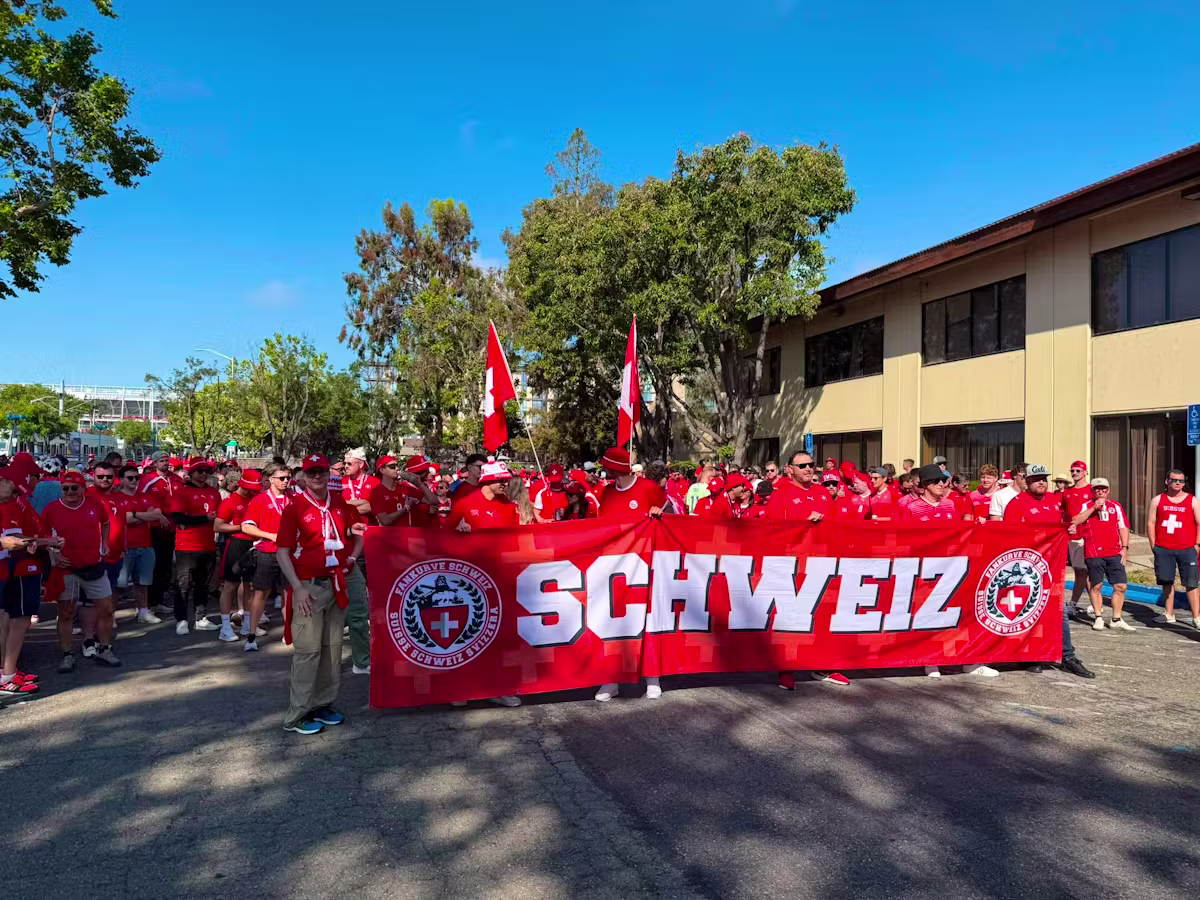 WM-FantickerKuh-Outfits und viel Sonne – Marsch der Fan-Nati ist unterwegs