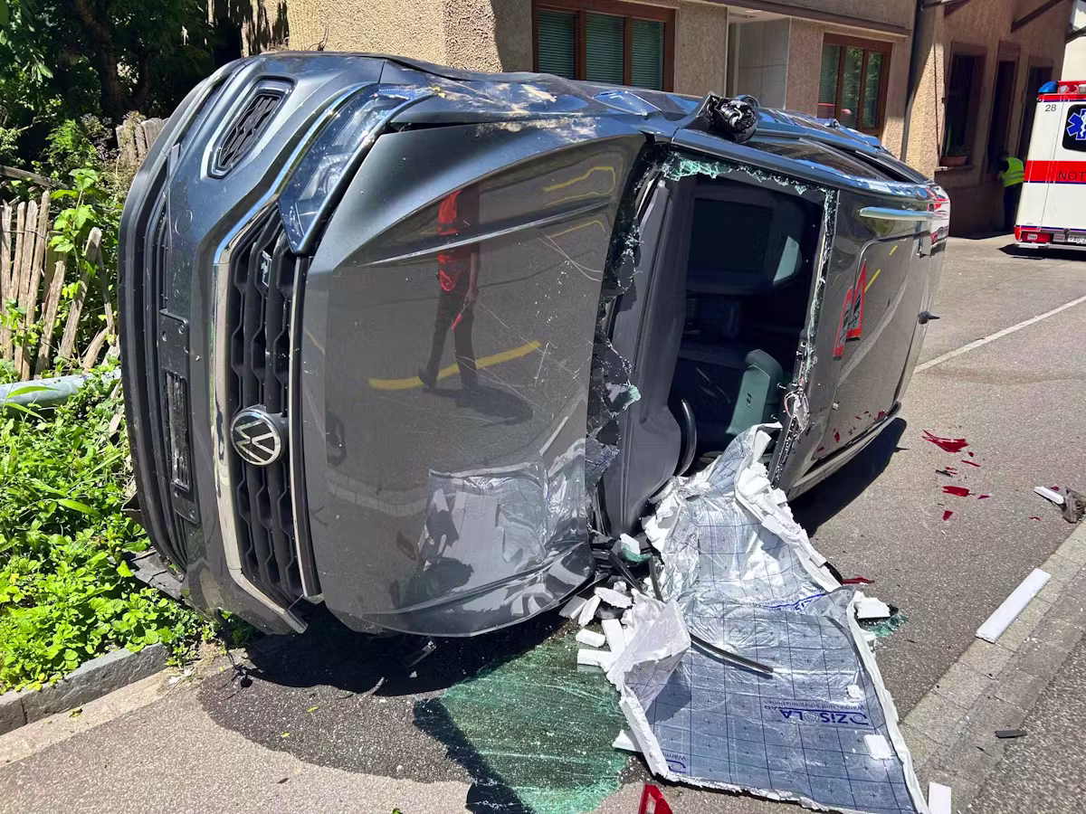 Unfall in Siglistorf AG: Autofahrer schläft am Steuer ein und überschlägt sich