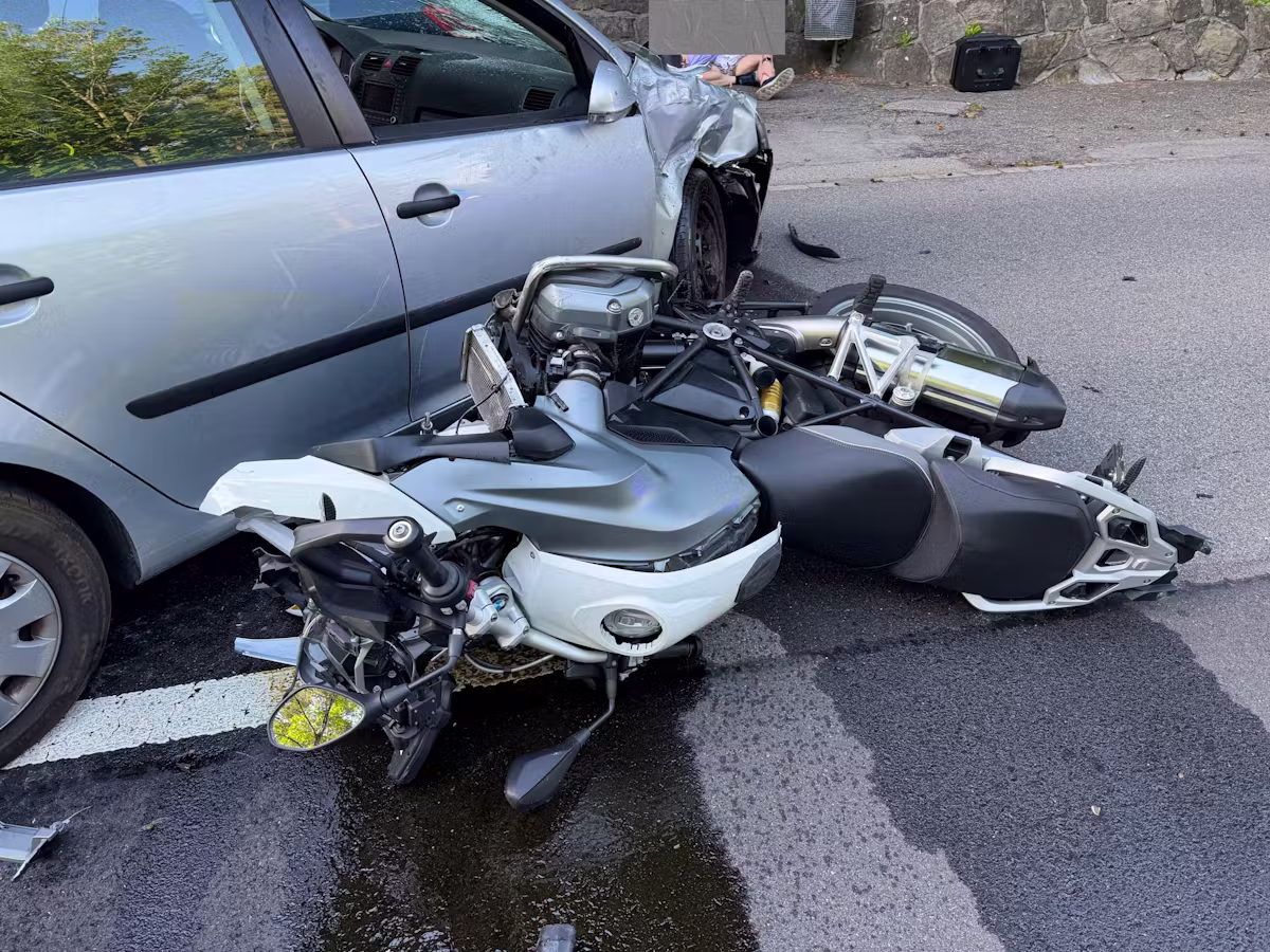 Töff-Unfall in Gersau SZ: Töfffahrer und Mitfahrerin erheblich verletzt