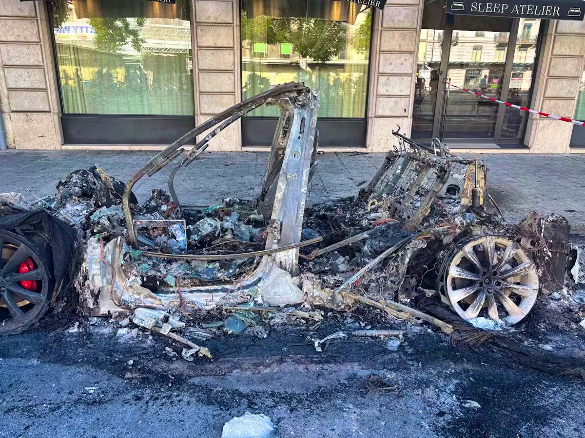 Anti-G7-Demo Genf: Angezündeter Tesla flammte nach Abtransport zehnmal wieder auf