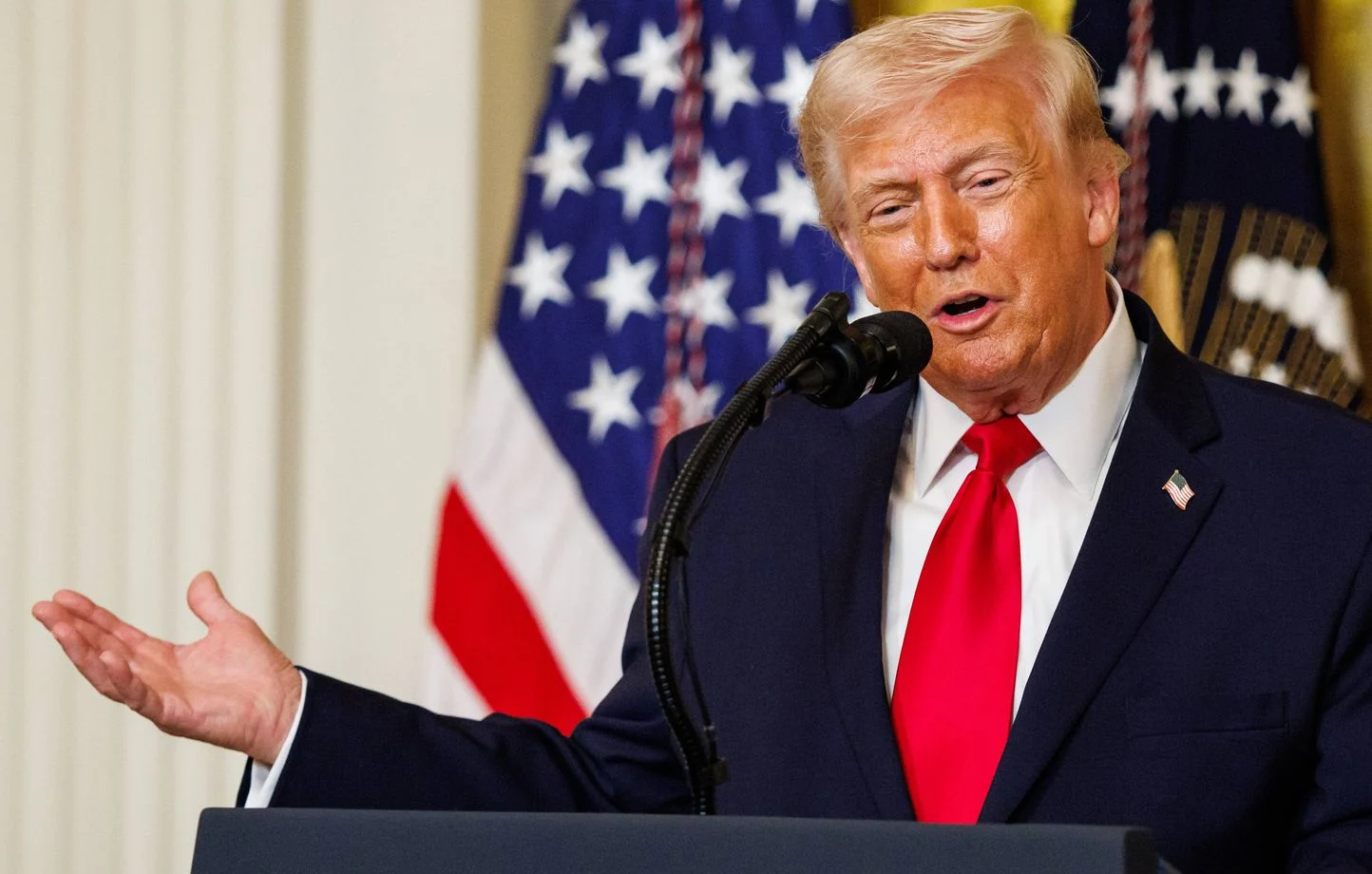 Donald Trump offre des chaussures à ses ministres et ça l’amuse beaucoup