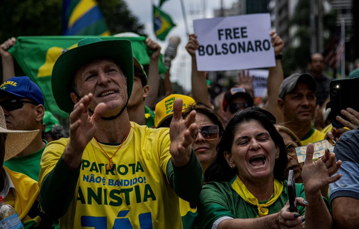 Incarcéré pour tentative de coup d’État, Bolsonaro en soins intensifs