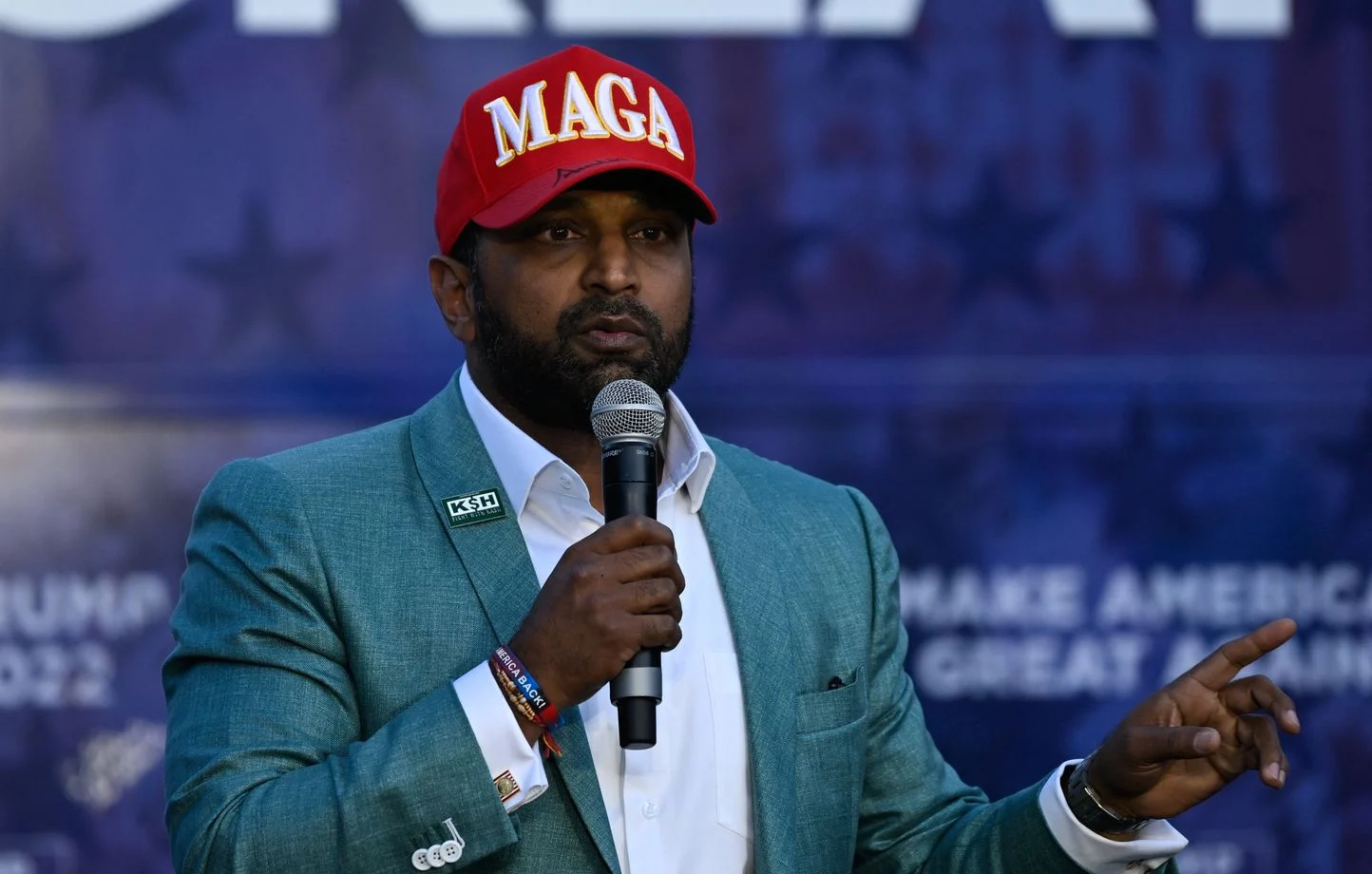 Hackers, allegedly close to Tehran, hack FBI chief