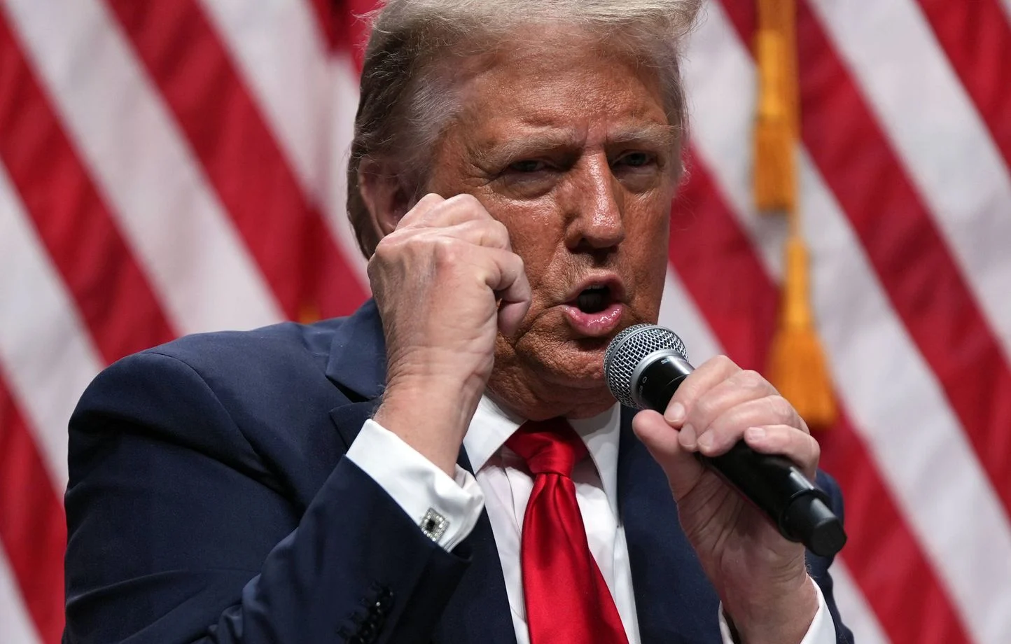 Trump dézingue les complotistes de la droite radicale qui s’opposent à lui