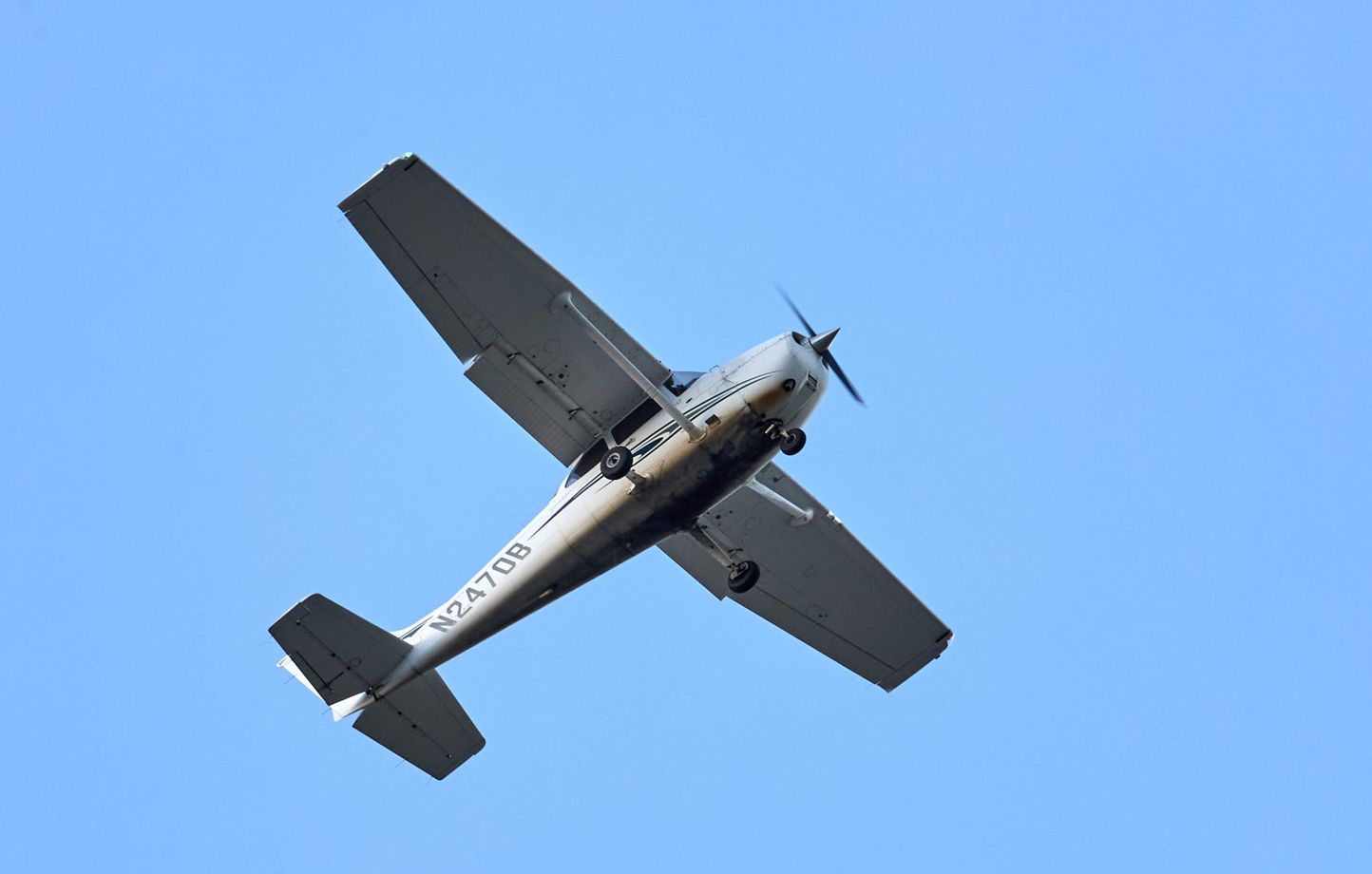 Un avion touche une ligne électrique et s’écrase dans un parking à Los Angeles