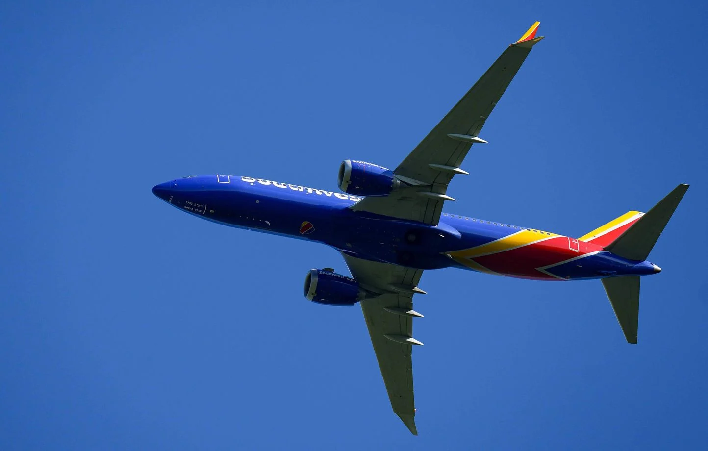 La chute d’un écran assomme le pilote, le copilote fait atterrir l’avion