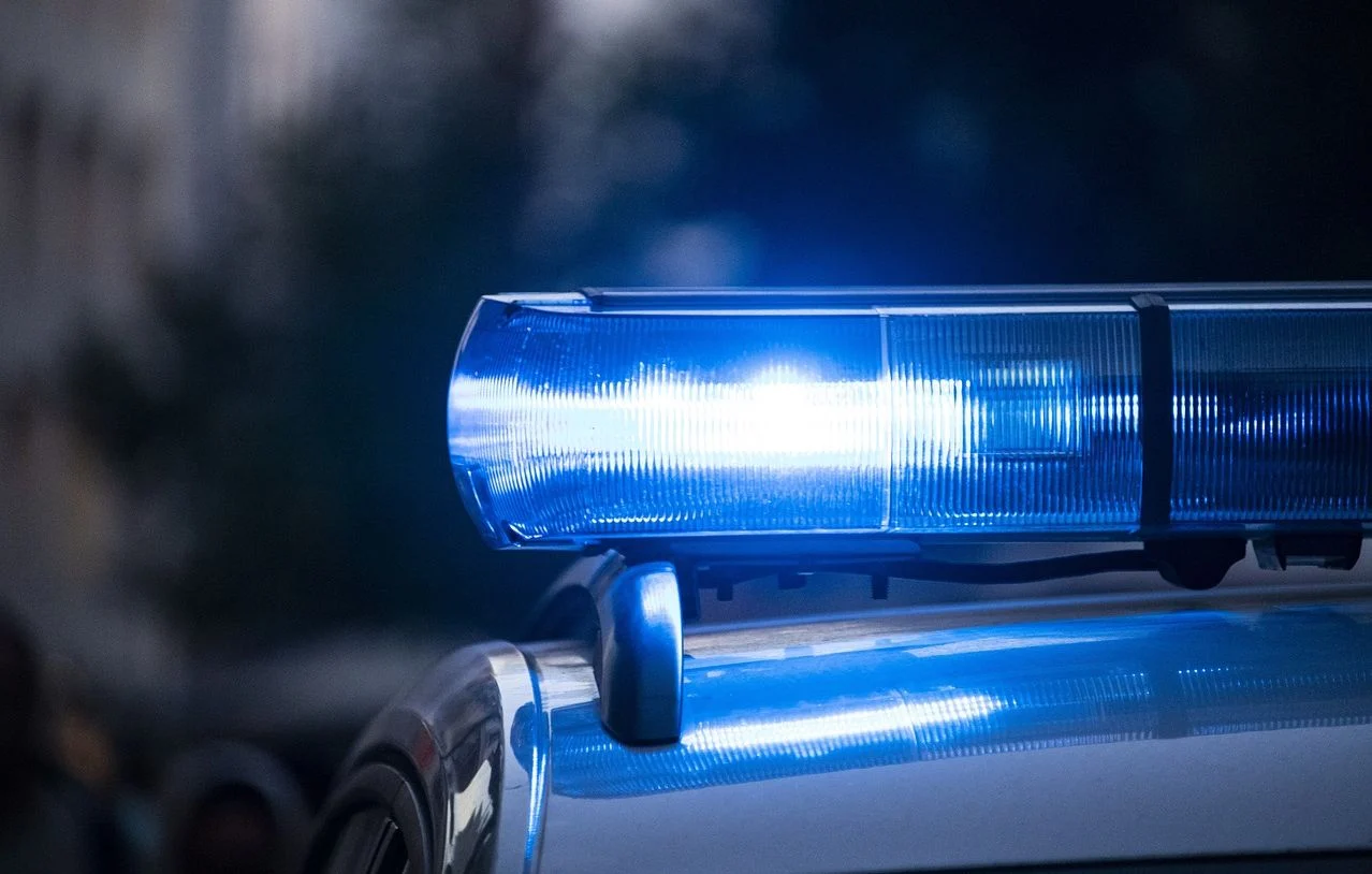 Un couple meurt sur la route, leur fille survit après 30 heures dans la voiture
