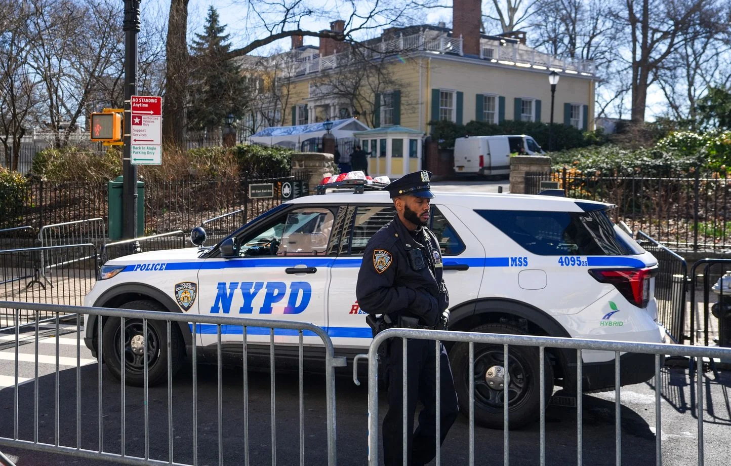 Une femme sort de sa voiture à New York et meurt en tombant un trou