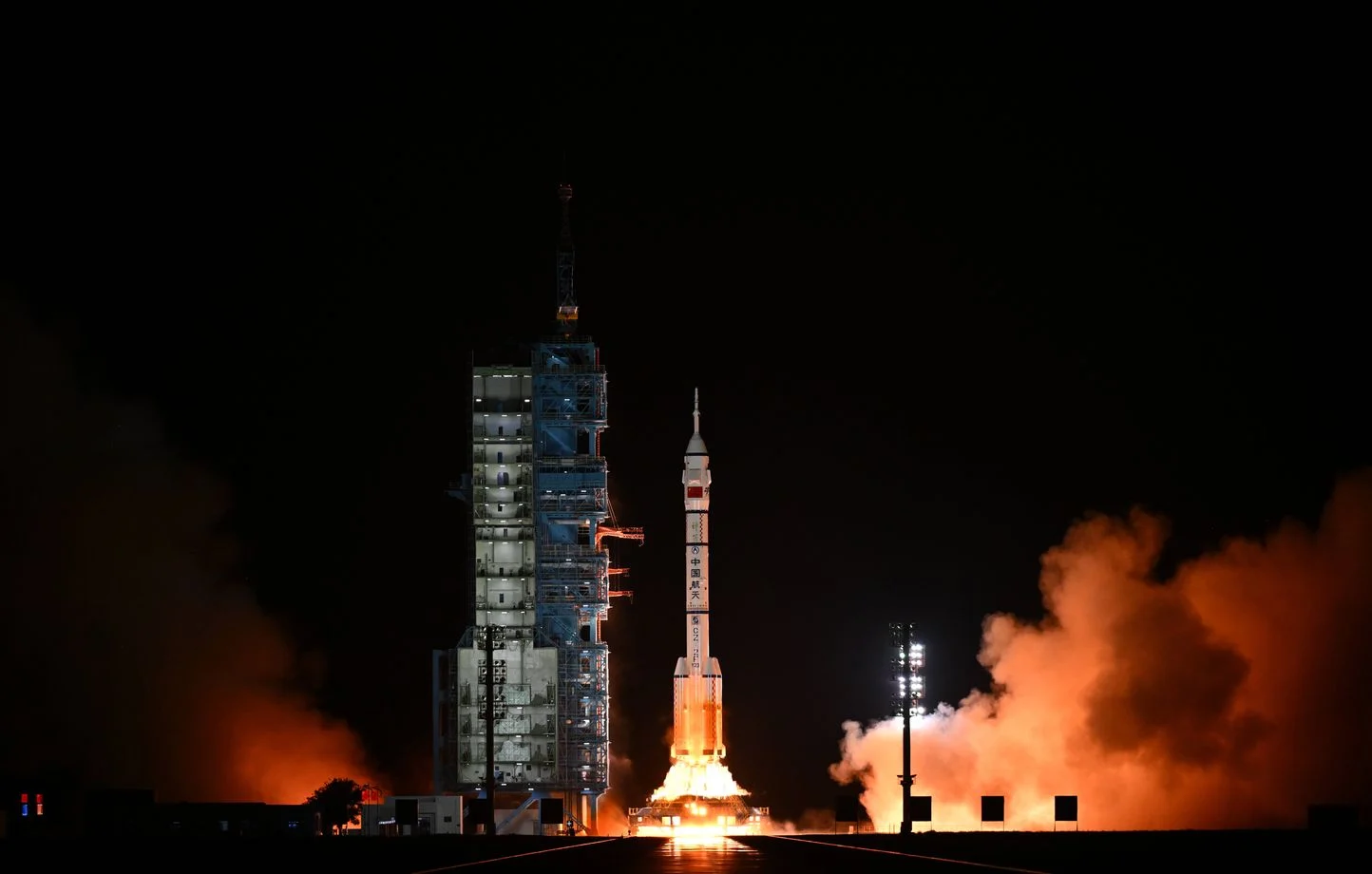La Chine envoie trois hommes dans l’espace, dont un pour un an (avant d’aller sur la Lune)