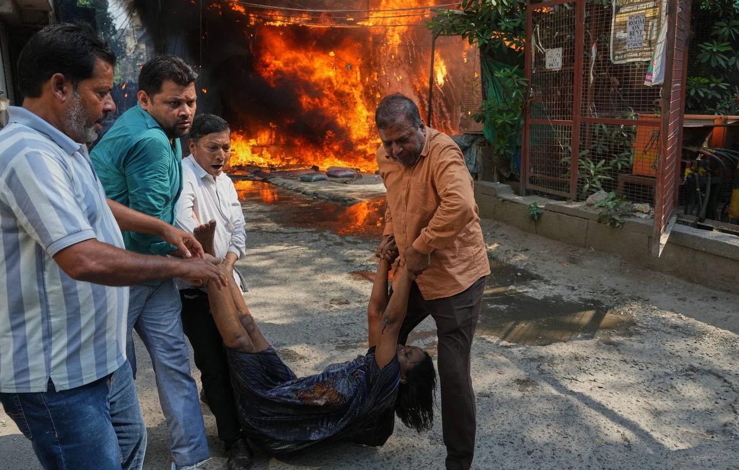 Un incendie ravage un hôtel à New Delhi, au moins 21 morts