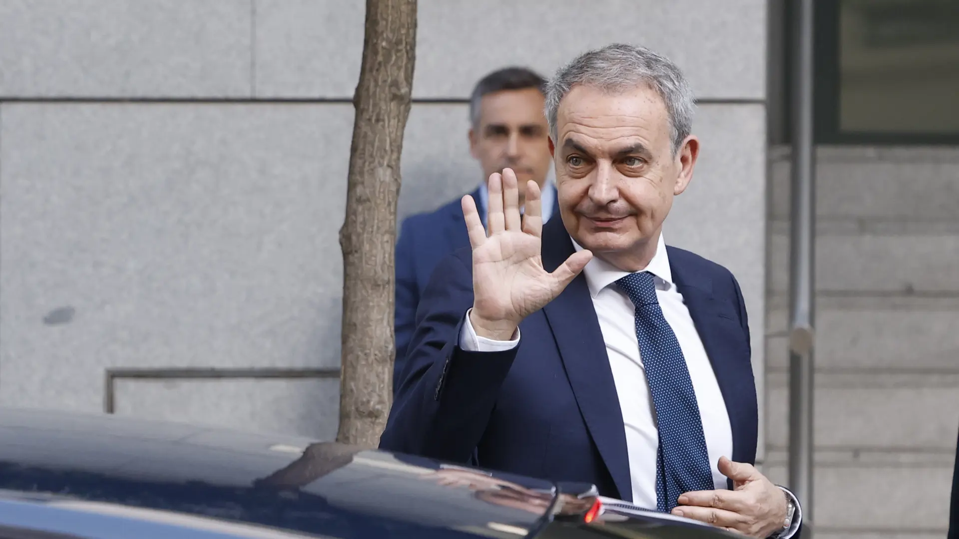 El juez rechaza enviar a Zapatero a prisión o retirarle el pasaporte porque su "notoriedad pública" dificulta una posible fuga