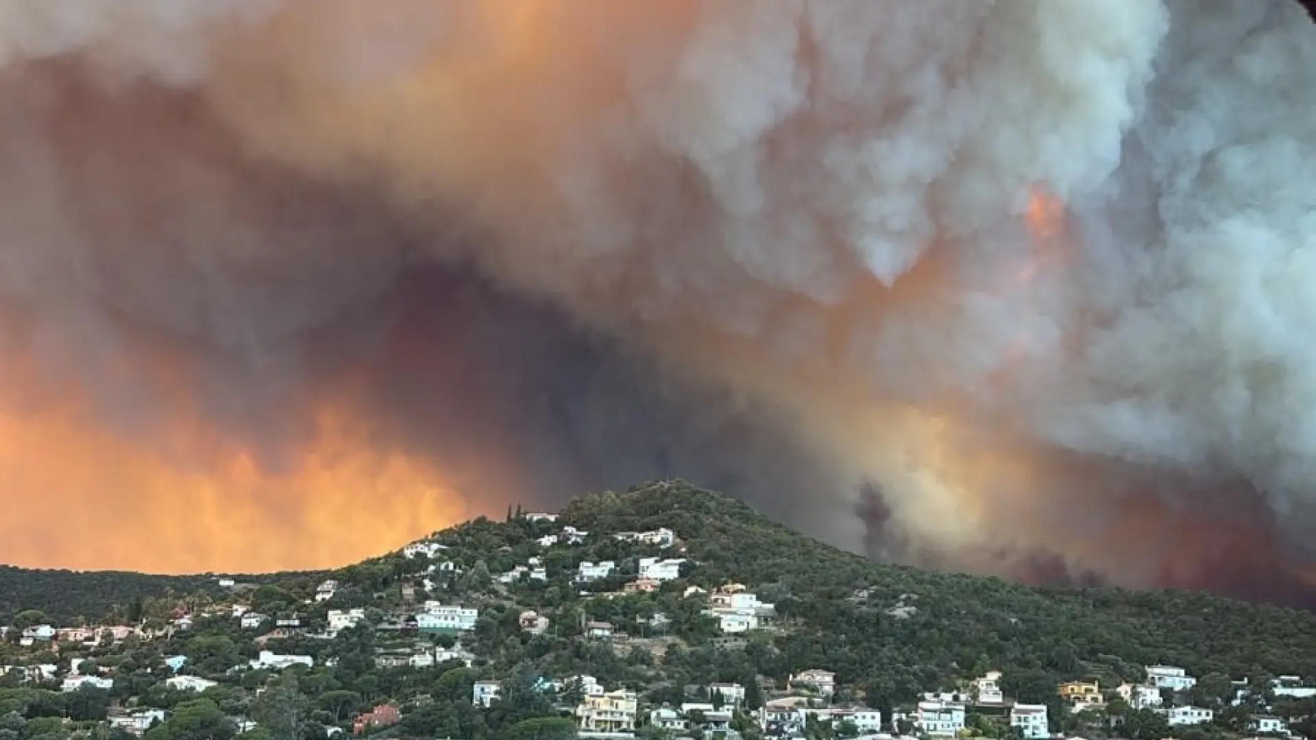 El incendio del Empordà sigue fuera de control: activada la UME tras arrasar 2.300 hectáreas y confinar a miles de personas