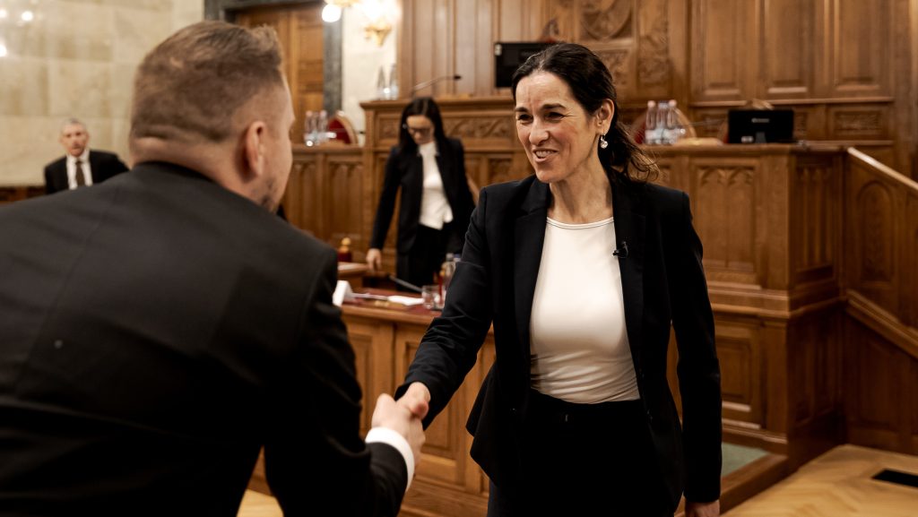 18:22 Felmentettek három nagykövetet