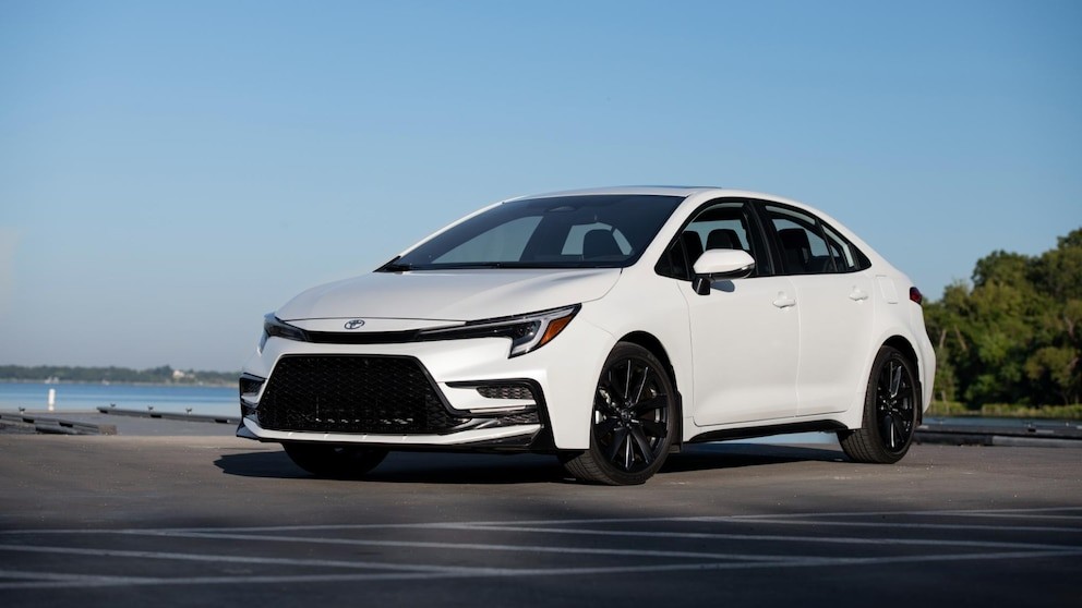 El principal fabricante de automóviles de Japón, Toyota, nombra a un experto en ganancias como su director general en medio de la caída de los beneficios