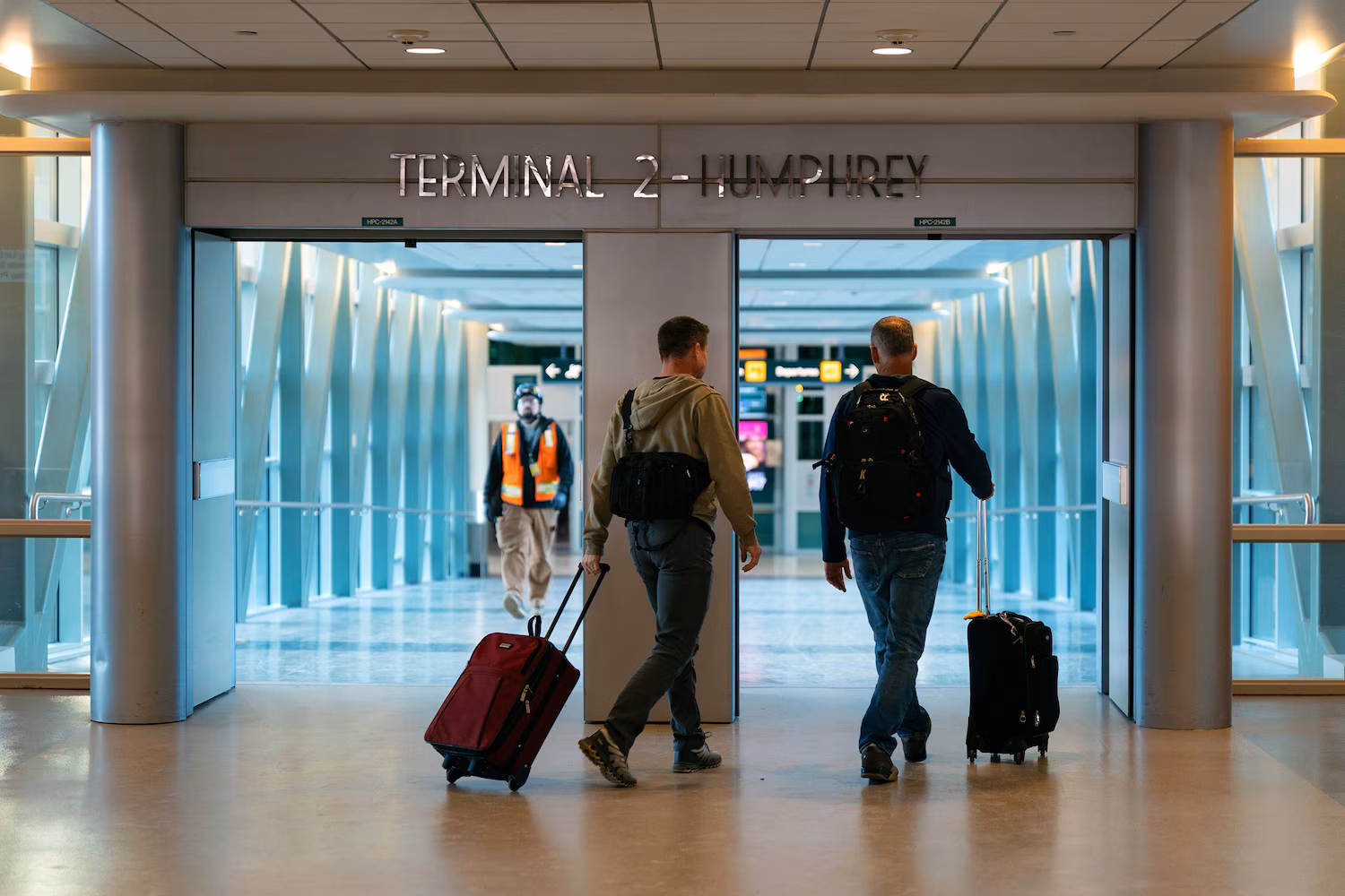 Flights grounded in Midwest after outage at Minnesota air traffic control facility