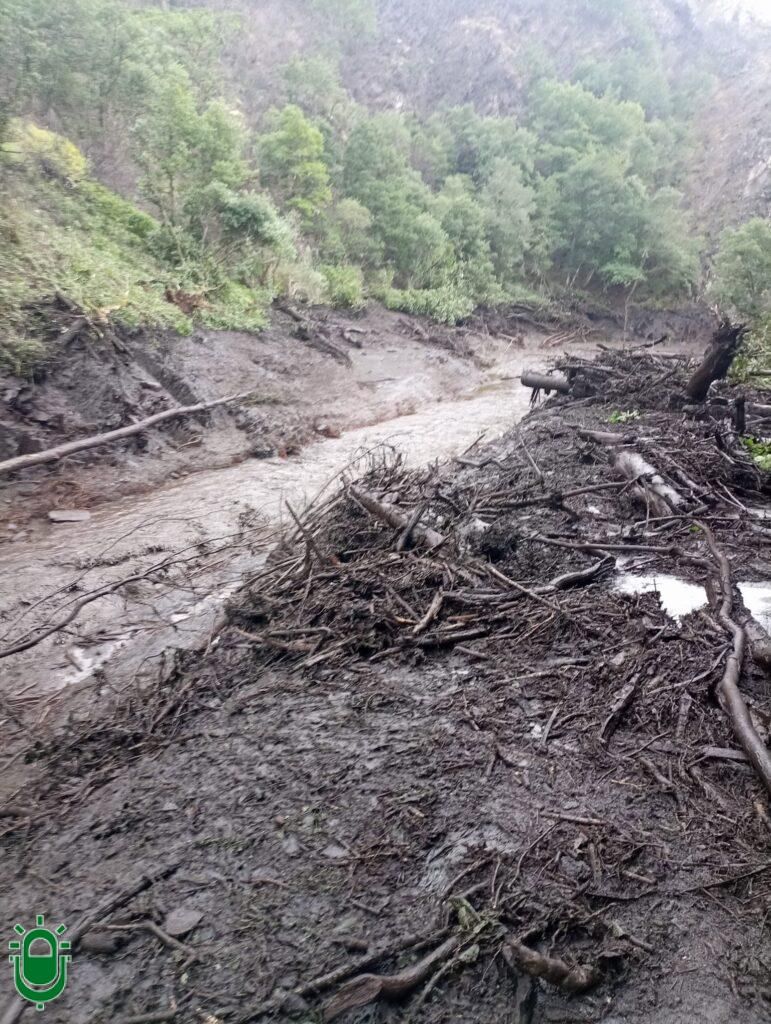 Una espectacular tormenta bloquea el acceso al Valle de Fornela (León): «Ha sido como una dana»