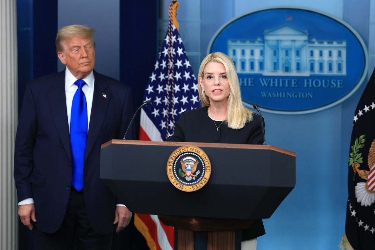 Fervente conservatrice, affaire Epstein… Qui est Pam Bondi, ex-ministre de la Justice limogée par Donald Trump