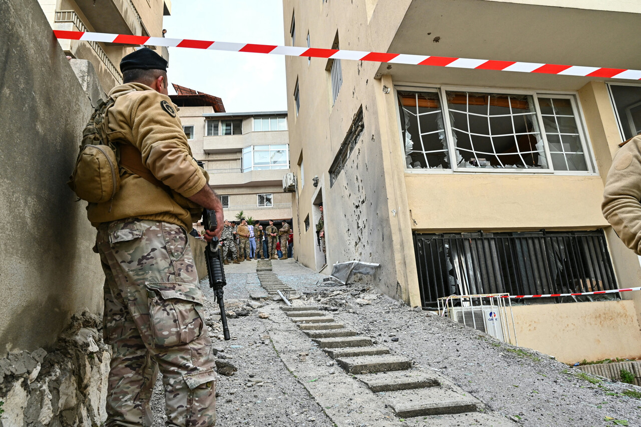 "Honteux et dégradant" : un soldat frappe une statue de Jésus à la masse, ce que l'on sait de l'image polémique