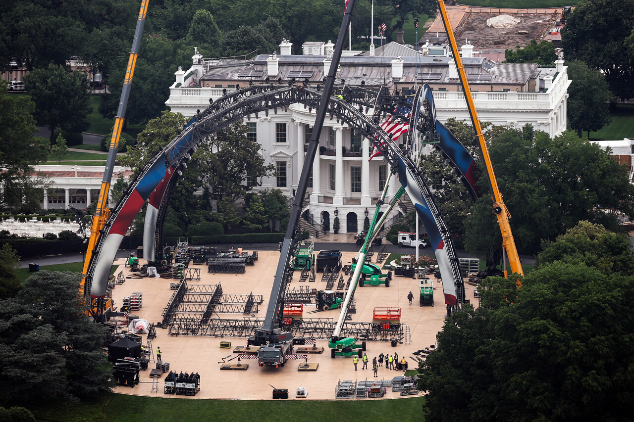 For his 80th birthday, Donald Trump is having an MMA arena built for him at the White House