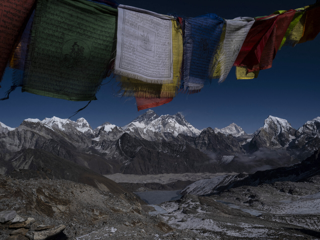 Doigts gelés, jambe fracturée... Comment un alpiniste abandonné par son binôme a survécu seul six jours sur l'Everest