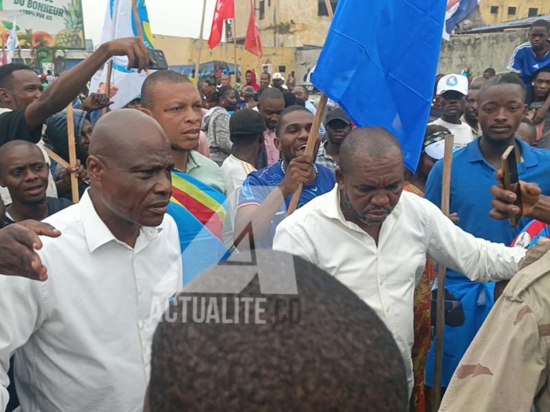 Kinshasa : des dizaines de militants de l’opposition s’amassent aux abords du Palais du Peuple, Fayulu est arrivé