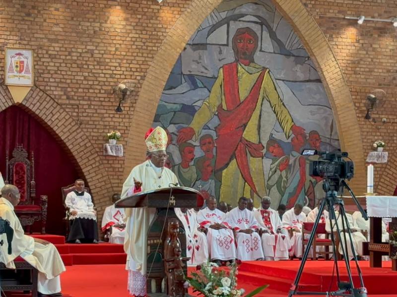 Le Cardinal Ambongo célèbre s'adressant au Pape François lors de la messe le 1er février à Kinshasa