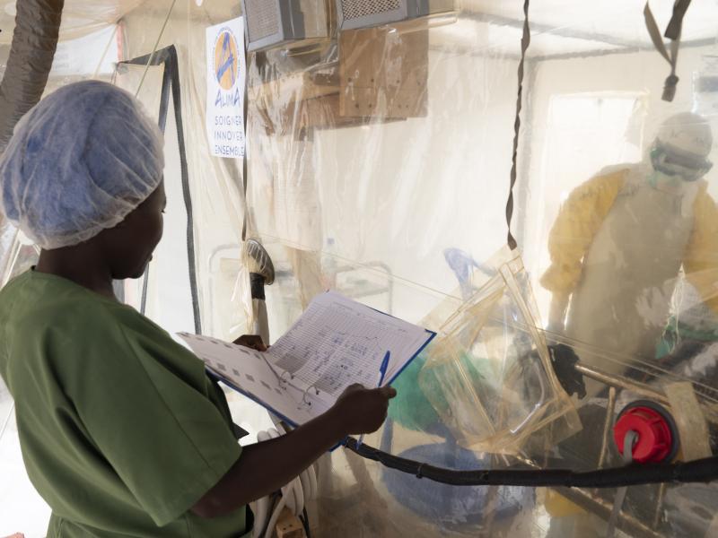 Ebola : plus de 1 300 cas confirmés dont 377 décès, mais le suivi des contacts progresse et redonne un espoir