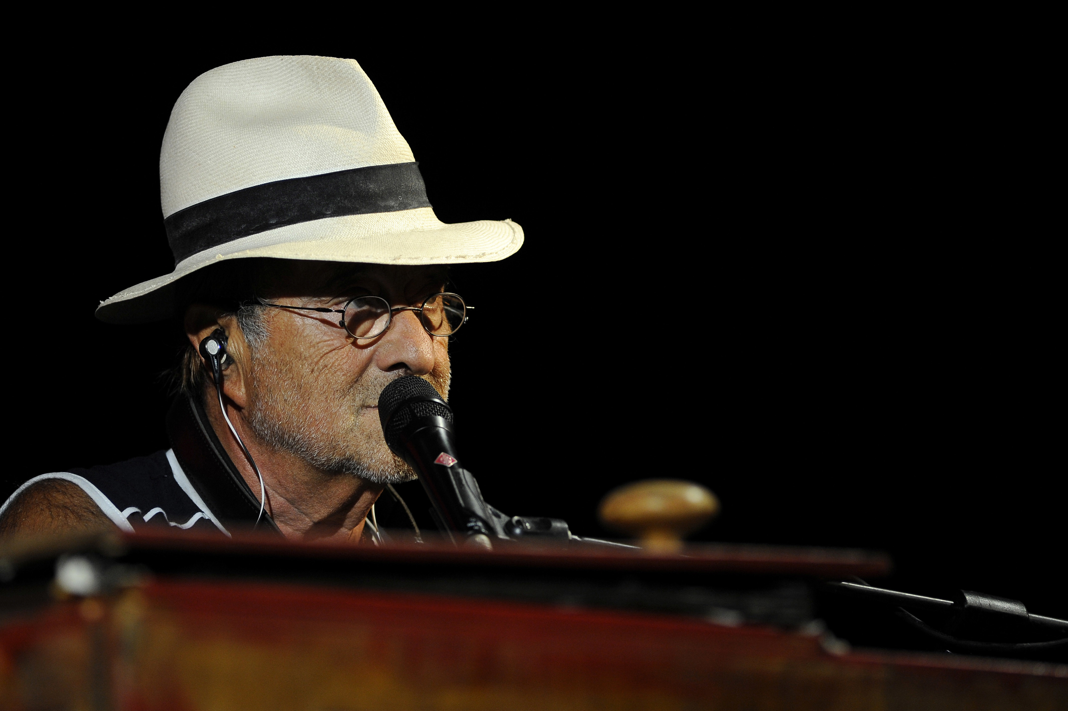 'Futura' di Lucio Dalla, canzone d'amore che invita a superare tutte le barriere