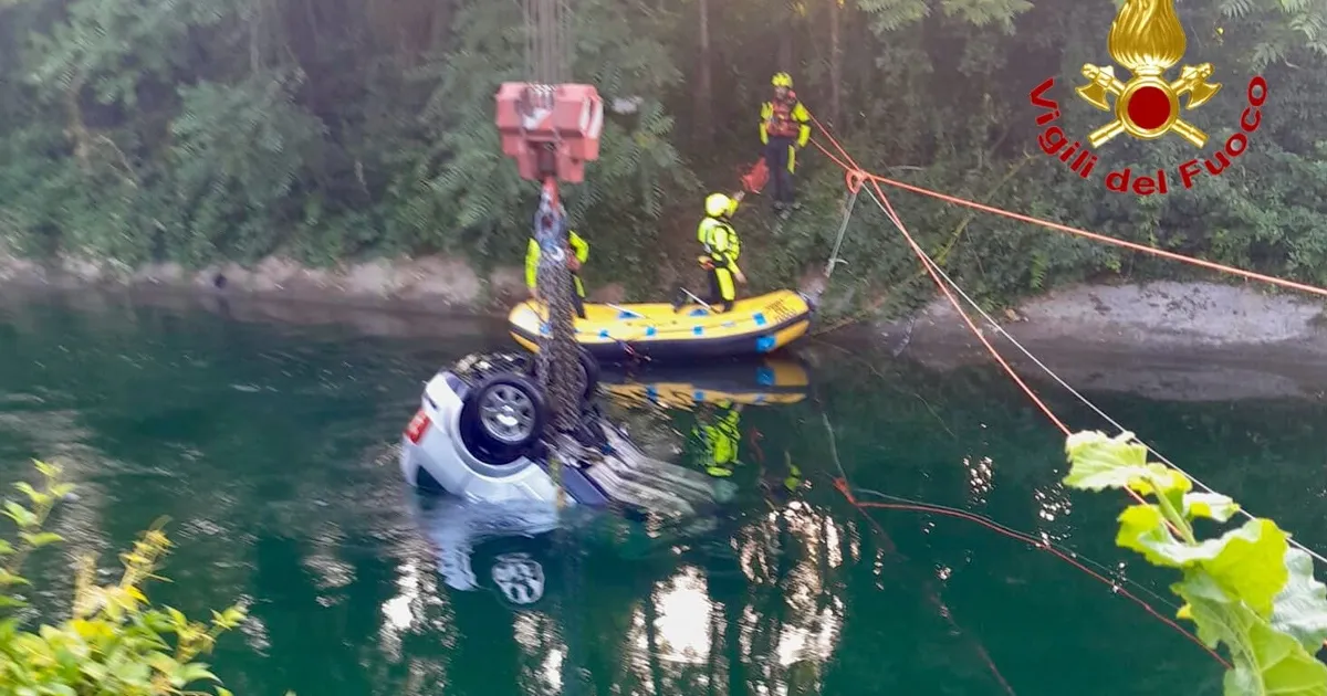 Strage all'alba a Senago: un'auto con 9 ragazzi a bordo vola in un canale, 3 morti. Arrestato il conducente dell'auto