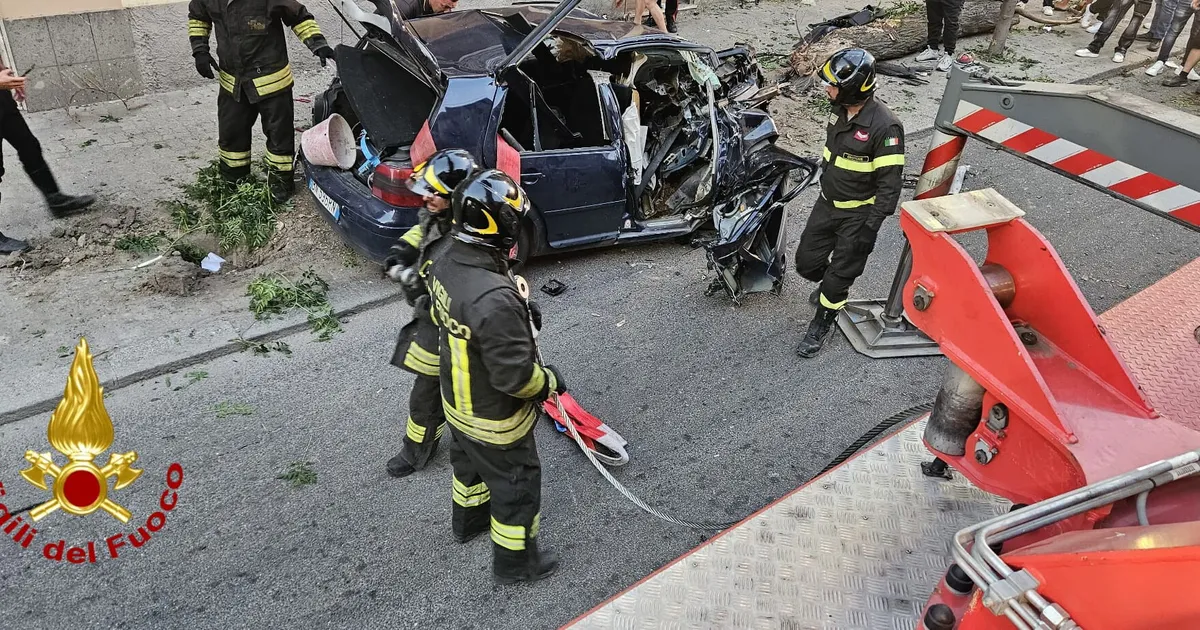 L'auto si schianta contro un albero, morto un 18enne che guidava senza patente