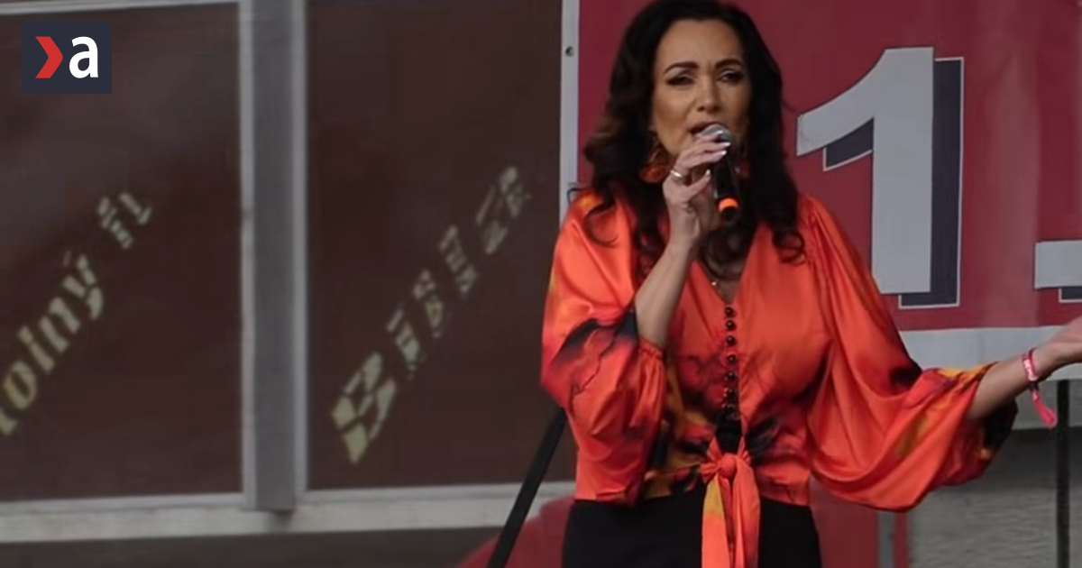 MédiáTvár z obrazoviek STVR moderovala oslavy Smeru a bozkávala sa s Ficom. Televízia hovorí o porušení pravidiel