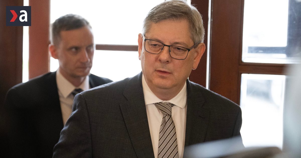 Vláda hodila bombu do fungovania kajúcnikov. Pomáhajú Tiborovi Gašparovi, tvrdí opozícia
