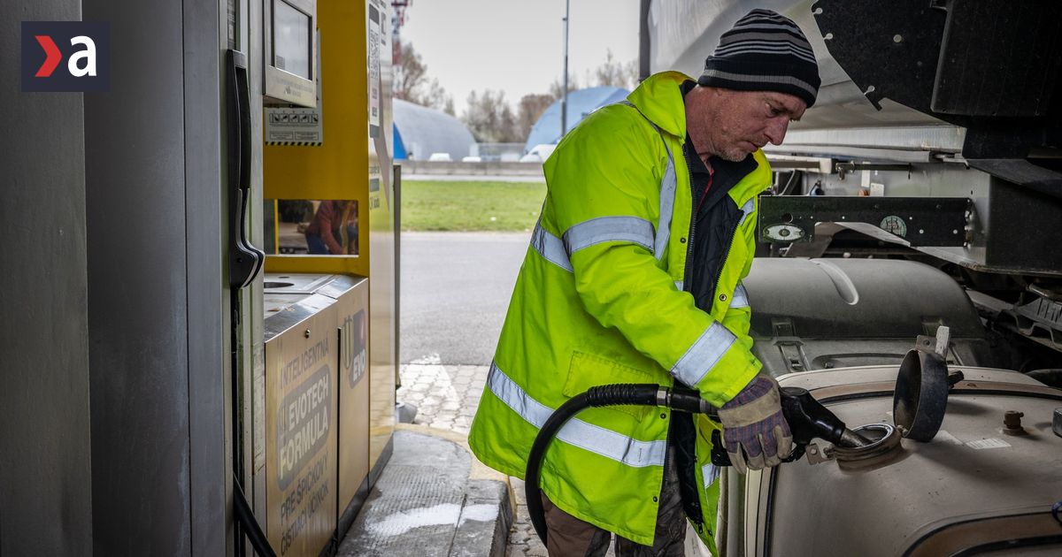 Dva týždne od spustenia Družby ruší vláda posledné obmedzenia pre motoristov