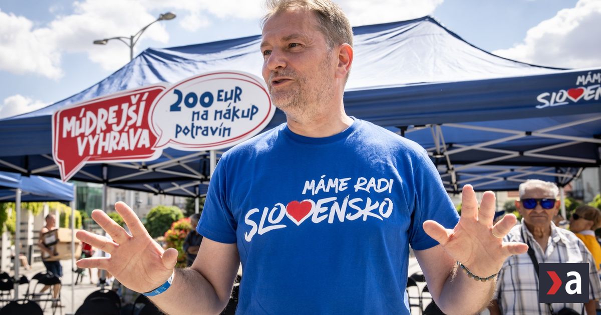 Matovičovi sa darí lákať ľudí na námestia. Rozdáva stovky eur a predvádza hovoriaceho robota (videoreportáž)