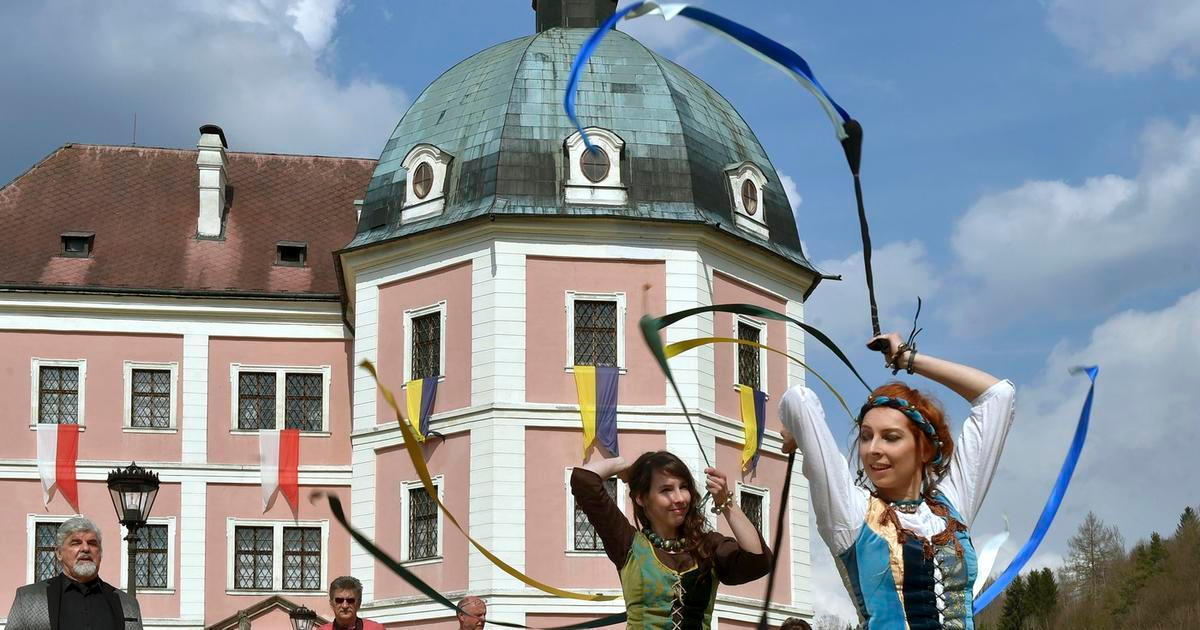 „Chovali se jak zvěř.“ „Vlastenci“ zuří kvůli modro-žlutým vlajkám na českých hradech