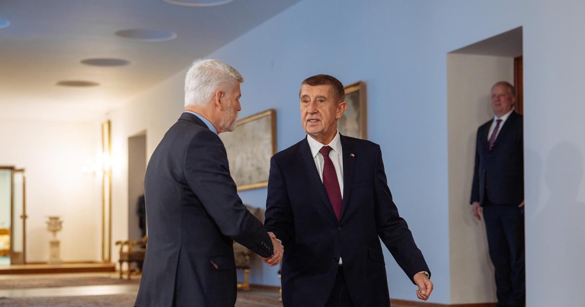 The difference could not have been greater: How Babiš and Pavel presented themselves before boarding their flights