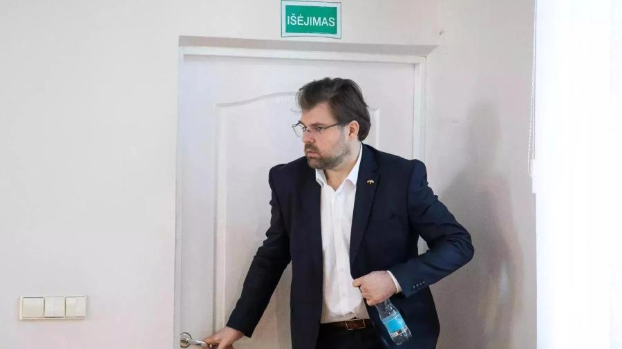 Už nusikaltimus nuteistas K. Bartoševičius priteistų tūkstančių pats sumokėti negali ir nenori (darbuosis antstoliai)