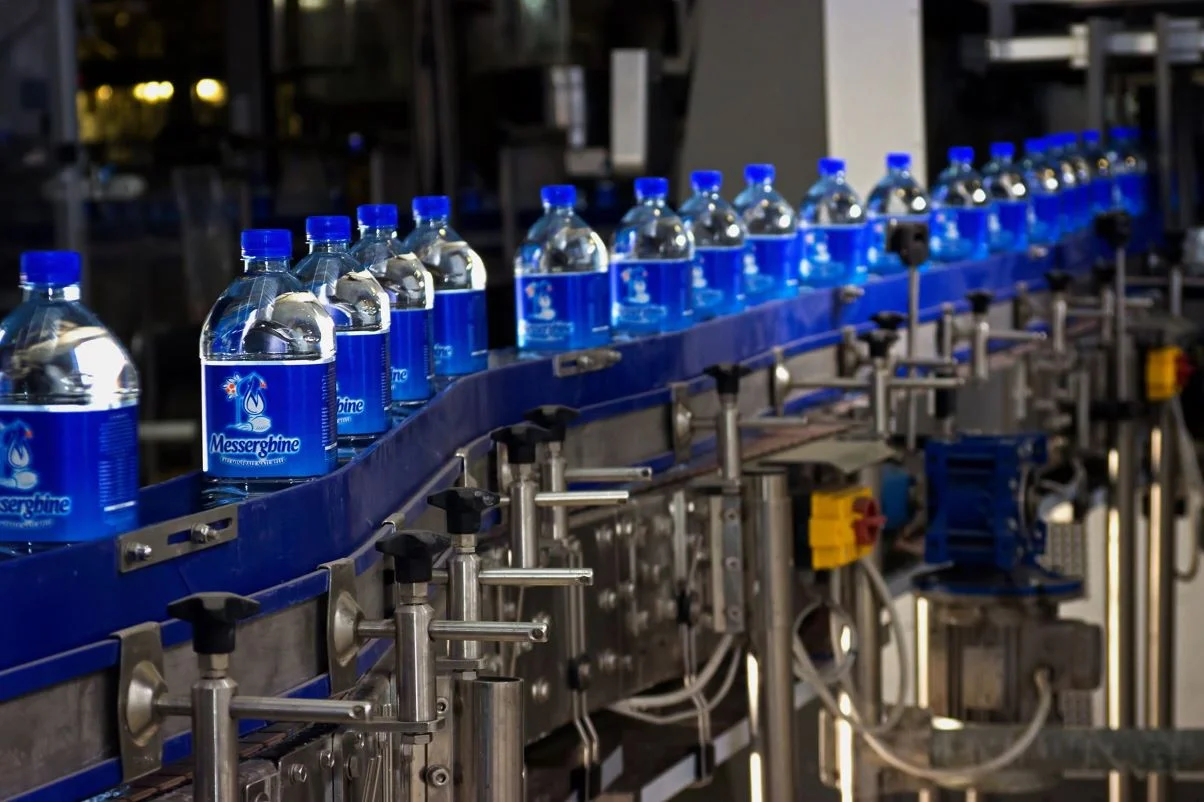 Eau minérale : Messerghine retire certains lots après le signalement d’une odeur inhabituelle