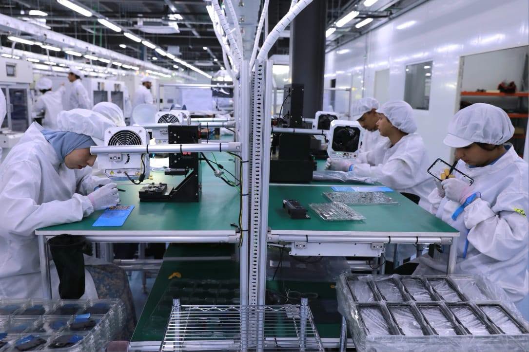 Oran : une usine de fabrication de smartphones entre en phase d’exploitation