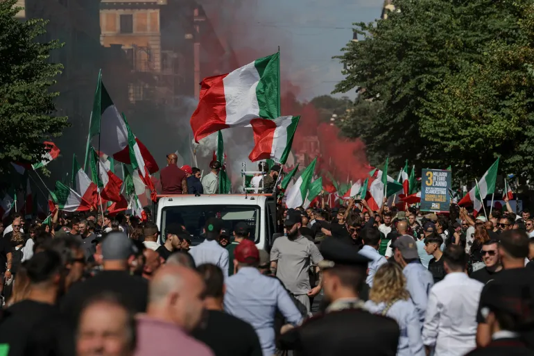 Thousands rally in Rome, Italy for rival pro- and anti-migration marches