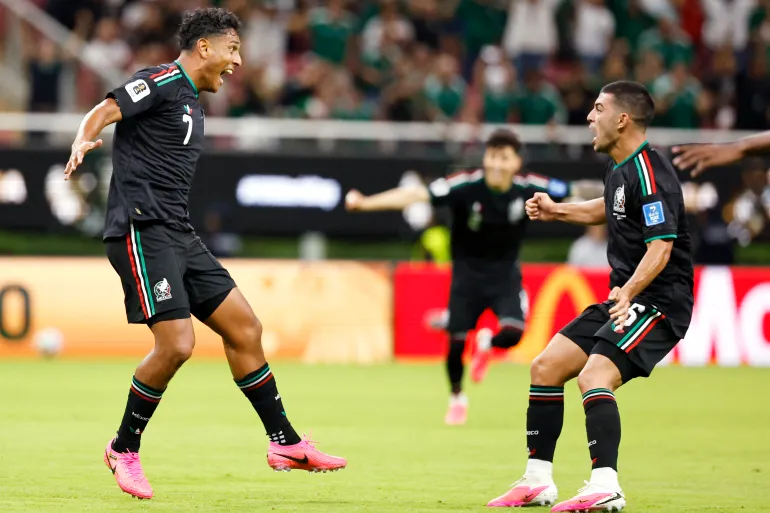Luis Romo strikes as Mexico become first team to reach World Cup knockouts