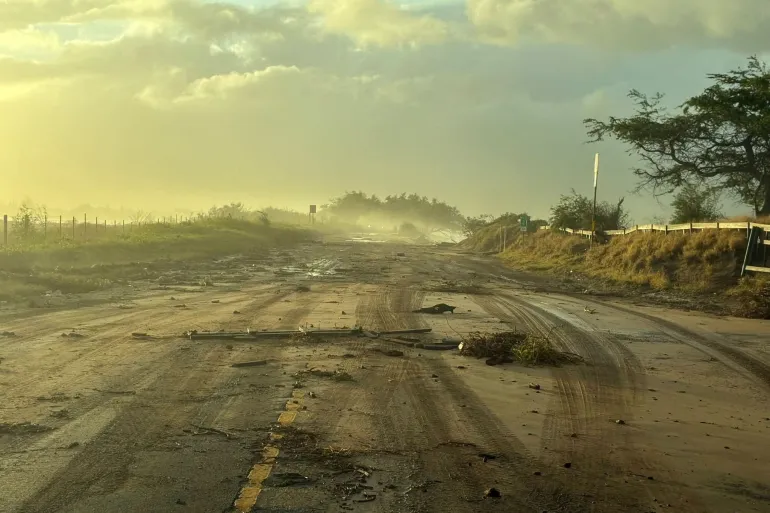 Hurricane Lowell leaves 30, 000 without power in Hawaii